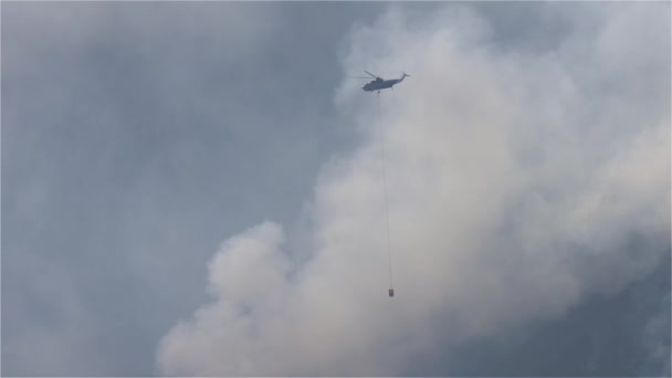 在炎热阳光明媚的夏日 野火服务直升机在霍普附近的山上飞越不列颠哥伦比亚省森林大火和烟雾 不列颠哥伦比亚省 加拿大 自然灾害 慢动作 — 图库视频影像