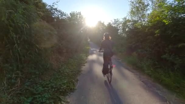 Äventyr Kvinna Cykel Rida Cykelväg Omgiven Gröna Träd Sommarsolnedgång Pitt — Stockvideo