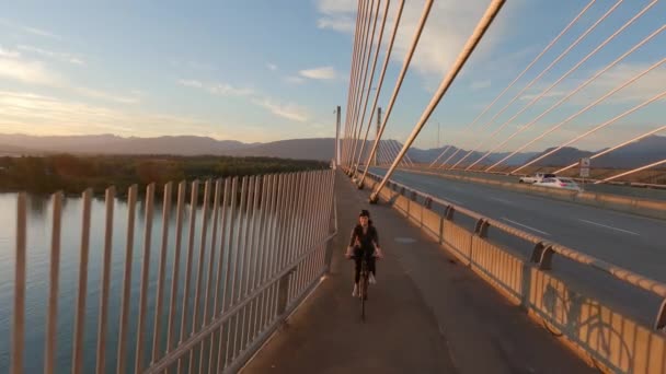 Γυναίκα Ποδήλατο Ιππασία Ένα Μονοπάτι Ποδηλάτων Πάνω Από Golden Ears — Αρχείο Βίντεο