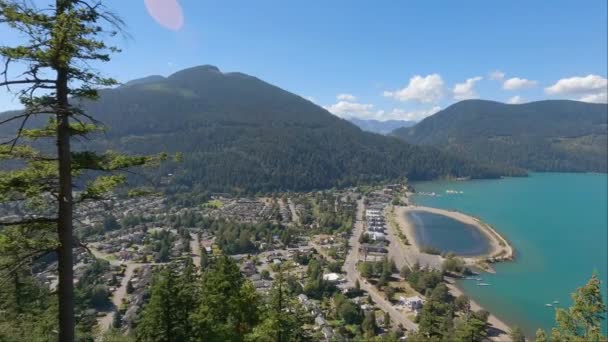 Pequena Cidade Turística Junto Lago Com Paisagem Montanhosa Canadense Dia — Vídeo de Stock