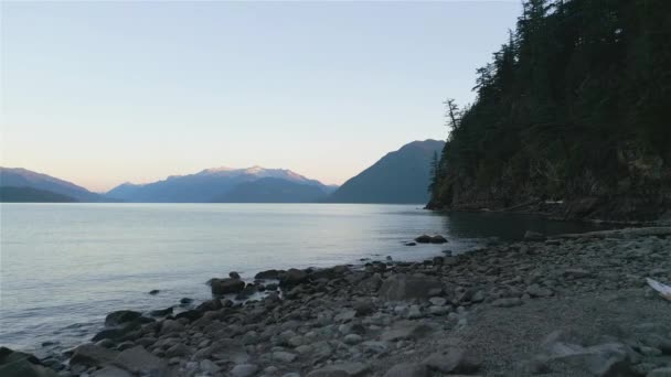 Rocky Shore Con Paisaje Montaña Canadiense Harrison Lake Sunny Morning — Vídeo de stock