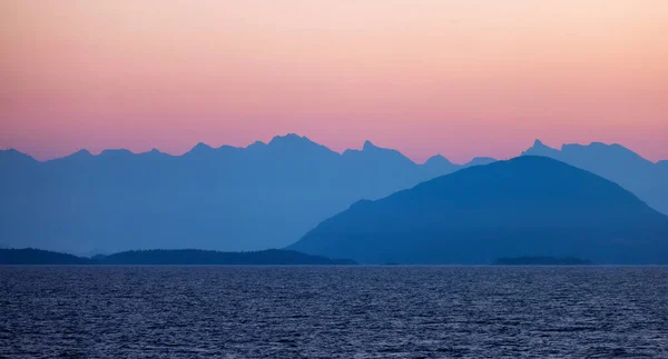 Färgglada Soluppgång Västkusten Stilla Havet Med Öar Och Kanadensiska Bergslandskap — Stockfoto