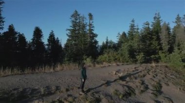 Güneşli günbatımında Sonbahar Renkleri ile Kanada Manzarasında Maceracı Kadın Yürüyüşü. Elk Dağı, Chilliwack, Vancouver 'ın doğusu, British Columbia, Kanada. Macera Yolculuğu Konsepti. Hava Görünümü