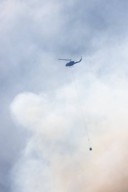 Sıcak bir yaz günü, Hope yakınlarındaki dağda, BC Orman Yangını ve Dumanı 'nın üzerinde uçan Wildfire Servis Helikopteri. British Columbia, Kanada. Doğal Felaket