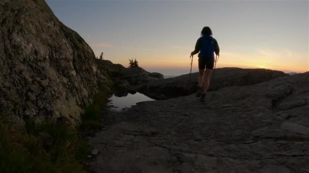 Mujer Aventurera Excursionista Cima Del Paisaje Montaña Canadiense Sunny Sunset — Vídeo de stock