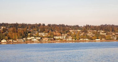Güneşli bir yaz gününde Nanaimo şehrinde okyanus kıyısındaki meskenler. Vancouver Adası, British Columbia, Kanada.