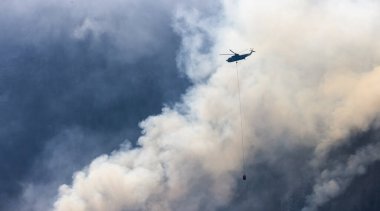 Sıcak bir yaz günü, Hope yakınlarındaki dağda, BC Orman Yangını ve Dumanı 'nın üzerinde uçan Wildfire Servis Helikopteri. British Columbia, Kanada. Doğal Felaket