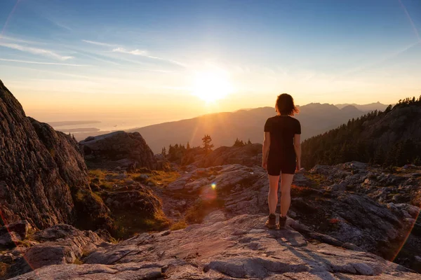 カナダの山の風景の上に冒険的な女性ハイカー 晴れた日没の空 カナダのブリティッシュコロンビア州バンクーバー近くのシーモア山の頂上 アドベンチャートラベルコンセプト — ストック写真