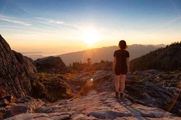 Äventyrlig Kvinna Vandrare Toppen Kanadensiska Mountain Landskap Sunny Sunset Sky — Stockfoto