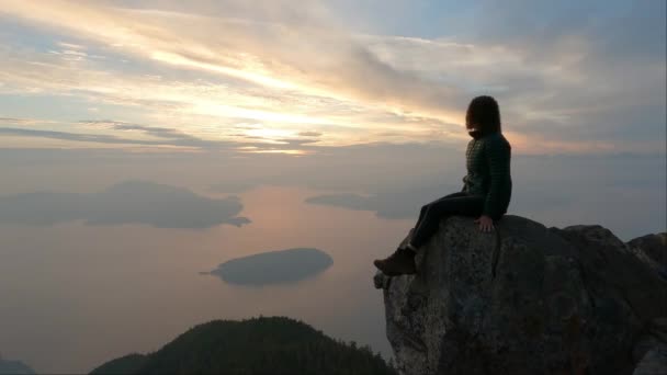 Mujer Aventurera Excursionista Cima Del Paisaje Montañoso Canadiense Costa Oeste — Vídeos de Stock
