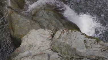 Taze su Kanada Doğa 'sında kayaların etrafından dökülüyor. Lynn Vadisi Kanyonları, Kuzey Vancouver, British Columbia, Kanada. 4k Sinema Yavaş Hareketi