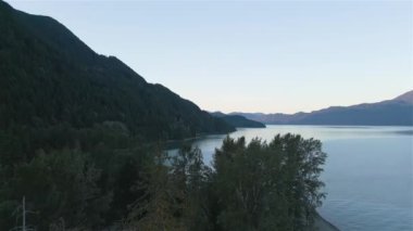 Harrison Gölü üzerindeki Kanada Dağları 'nın hava panoramik manzarası. Güneşli Sabah Gündoğumu. British Columbia, Kanada. Doğa Arkaplan Panoraması