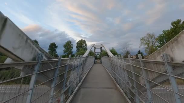 Puente Peatonal Sobre Autopista Trans Canada Los Suburbios Modernos Ciudad — Vídeos de Stock