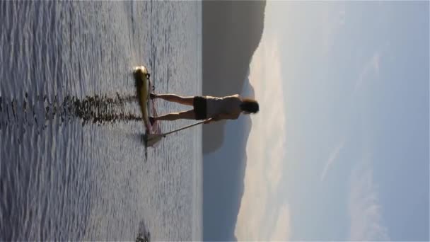Femme Aventureuse Pagayant Sur Une Planche Pagaie Dans Lac Paisible — Video