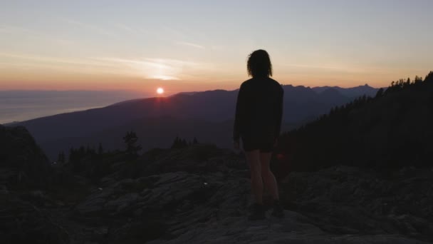 Abenteuerlustige Wanderin Auf Dem Gipfel Der Kanadischen Berglandschaft Sonniger Abendhimmel — Stockvideo