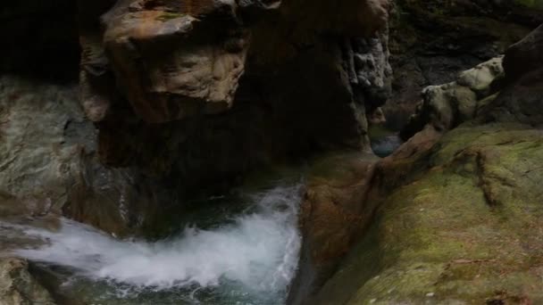 Frisches Wasser Das Das Wasser Herunterläuft Fällt Felsen Der Kanadischen — Stockvideo