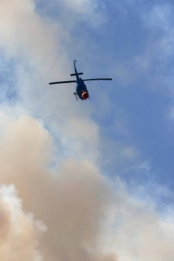 Sıcak bir yaz günü, Hope yakınlarındaki dağda, BC Orman Yangını ve Dumanı 'nın üzerinde uçan Wildfire Servis Helikopteri. British Columbia, Kanada. Doğal Felaket