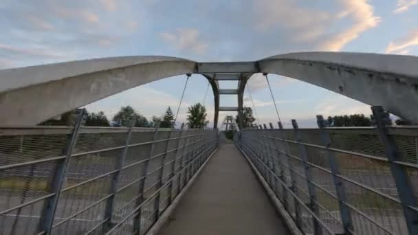 トランスカナダハイウェイを横断する歩行者用橋現代都市郊外にあります サンセット スカイ サリー バンクーバー ブリティッシュコロンビア州 カナダ スローモーション — ストック動画