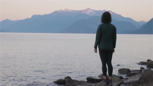 Adventure Travel Woman Harrison Lake Durante Sunny Summer Morning Sunrise — Vídeo de Stock