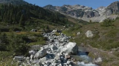 Kanada Dağ Manzarası 'nda yeşil ağaçları olan nehir ve şelale. Whistler ve Squamish yakınlarındaki Brandywine Meadows, British Columbia, Kanada. Doğa Arkaplanı. Hava Sineması