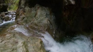 Taze su Kanada Doğa 'sında kayaların etrafından dökülüyor. Lynn Vadisi Kanyonları, Kuzey Vancouver, British Columbia, Kanada. 4k Sinema Yavaş Hareketi