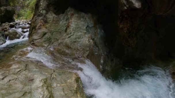 Taze Kanada Doğa Sında Kayaların Etrafından Dökülüyor Lynn Vadisi Kanyonları — Stok video
