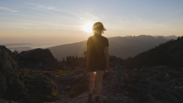Donna Avventurosa Escursionista Sulla Cima Del Paesaggio Montano Canadese Sunny — Video Stock