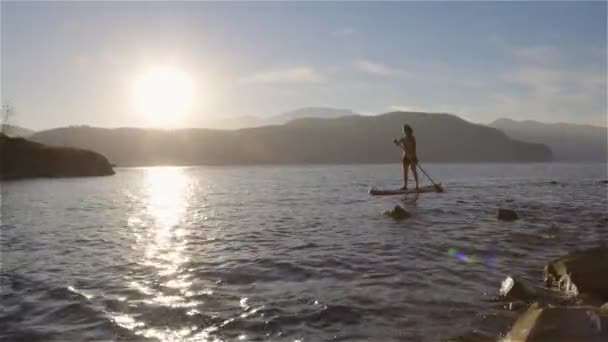 Женщина Сидящая Доске Мирном Озере Санни Сансет Харрисон Хот Спрингс — стоковое видео