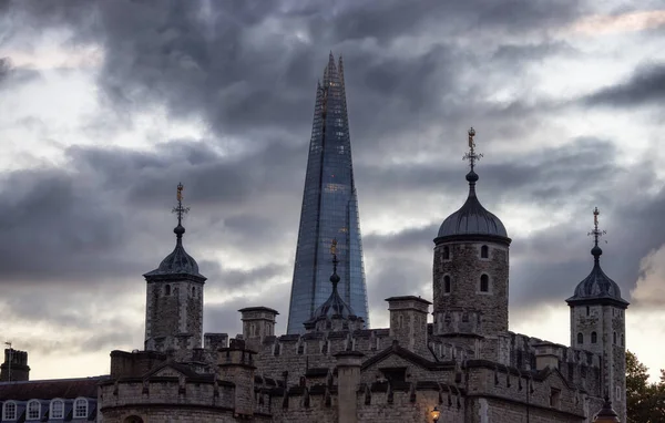 Historisches Backsteingebäude Tower London Einer Modernen Stadt Während Eines Dramatischen — Stockfoto