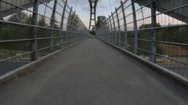 Modern şehir banliyölerindeki Trans Canada Otoyolu 'ndaki yaya köprüsü. Günbatımı Gökyüzü. Surrey, Vancouver, British Columbia, Kanada. Yavaş Hareket