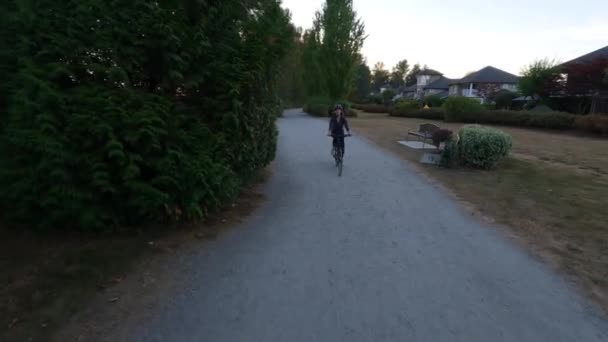 Περιπέτεια Γυναίκα Ποδήλατο Ιππασία Ένα Μονοπάτι Ποδήλατο Που Περιβάλλεται Από — Αρχείο Βίντεο