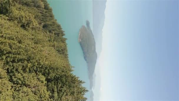 Letecký Pohled Jezero Zelené Stromy Lese Kolem Horské Krajiny Kanadská — Stock video