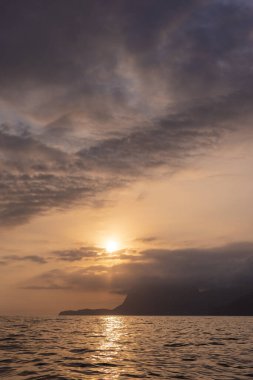 Rio de Janeiro, Brezilya üzerinde okyanustan turuncu günbatımı bulutlarına güzel bir manzara