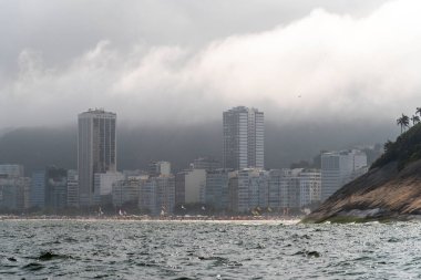 Okyanustan Copacabana Sahili 'ne bulutlu ve binalı, Rio de Janeiro, Brezilya