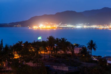 Mavi saatte tepeden küçük tropik ada köyüne güzel bir manzara, Ilhabela, Sao Paulo, Brezilya 