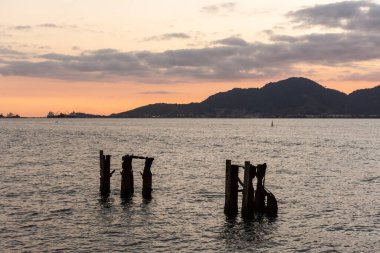 Okyanus ve yağmur ormanları için güzel gün batımı manzarası, Ilhabela, Sao Paulo, Brezilya