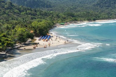 Güneşli bir günde yeşil yağmur ormanlarına ve mavi suya güzel manzara, Ilhabela, Sao Paulo, Brezilya