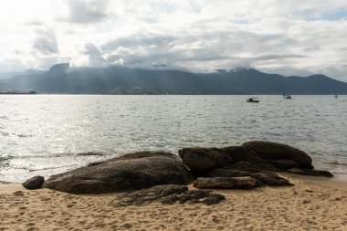 Yeşil tropik sahil adasındaki kayalıklara güzel bir manzara Ilhabela, Sao Paulo, Brezilya