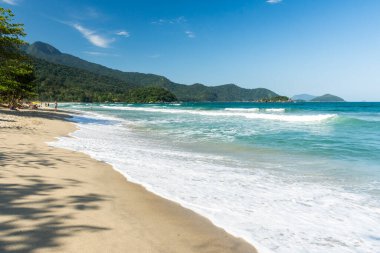 Güneşli bir günde yeşil yağmur ormanlarına ve mavi suya güzel manzara, Ilhabela, Sao Paulo, Brezilya