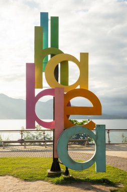 Ilhabela 'ya güzel bir manzara büyük turistik kalp ve mektup anıtı, Sao Paulo State, Brezilya