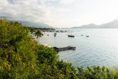 Tropik ada okyanus kıyısındaki teknelere güzel bir manzara, Ilhabela, Sao Paulo, Brezilya