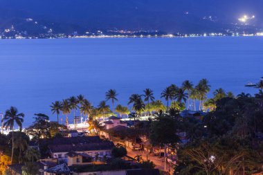 Mavi saatte tepeden küçük tropik ada köyüne güzel bir manzara, Ilhabela, Sao Paulo, Brezilya