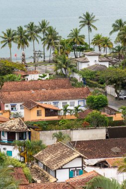 Tepeden küçük tropik ada köyü Ilhabela, Sao Paulo, Brezilya 