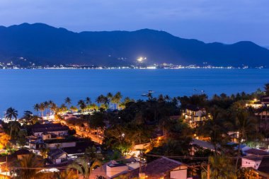 Mavi saatte tepeden küçük tropik ada köyüne güzel bir manzara, Ilhabela, Sao Paulo, Brezilya