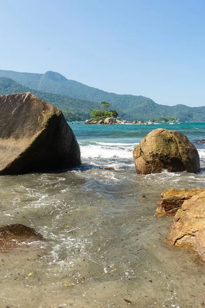 緑の熱帯のビーチ島の海岸 イルハベラ サンパウロ ブラジルの大きな岩への美しい景色 — ストック写真