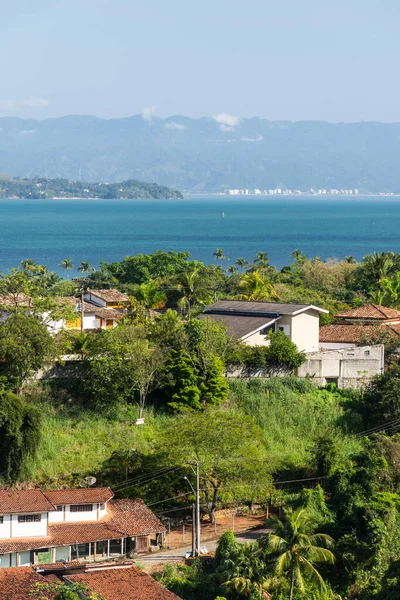 Piękny Widok Szczytu Wzgórza Małej Wioski Tropikalnej Wyspy Ilhabela Sao — Zdjęcie stockowe
