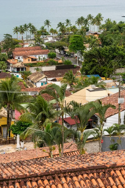 Tepeden küçük tropik ada köyü Ilhabela, Sao Paulo, Brezilya 
