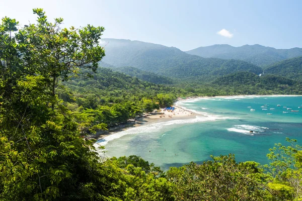 巴西圣保罗Ilhabela 阳光普照的绿色热带雨林和蓝色水野海滩美景 — 图库照片
