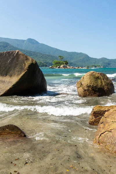 緑の熱帯のビーチ島の海岸 イルハベラ サンパウロ ブラジルの大きな岩への美しい景色 — ストック写真
