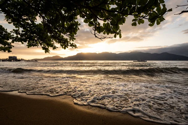 Hermosa Vista Puesta Sol Playa Con Salpicaduras Olas Ilhabela Sao — Foto de Stock